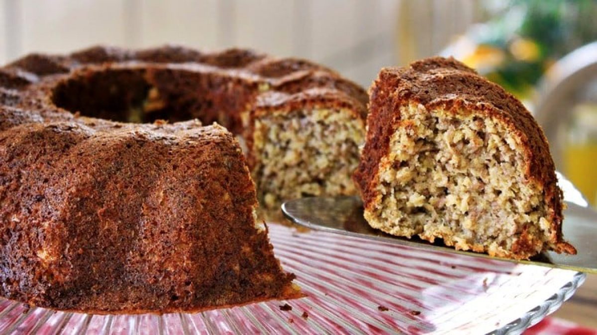 Bolo de cenoura com cobertura de chocolate